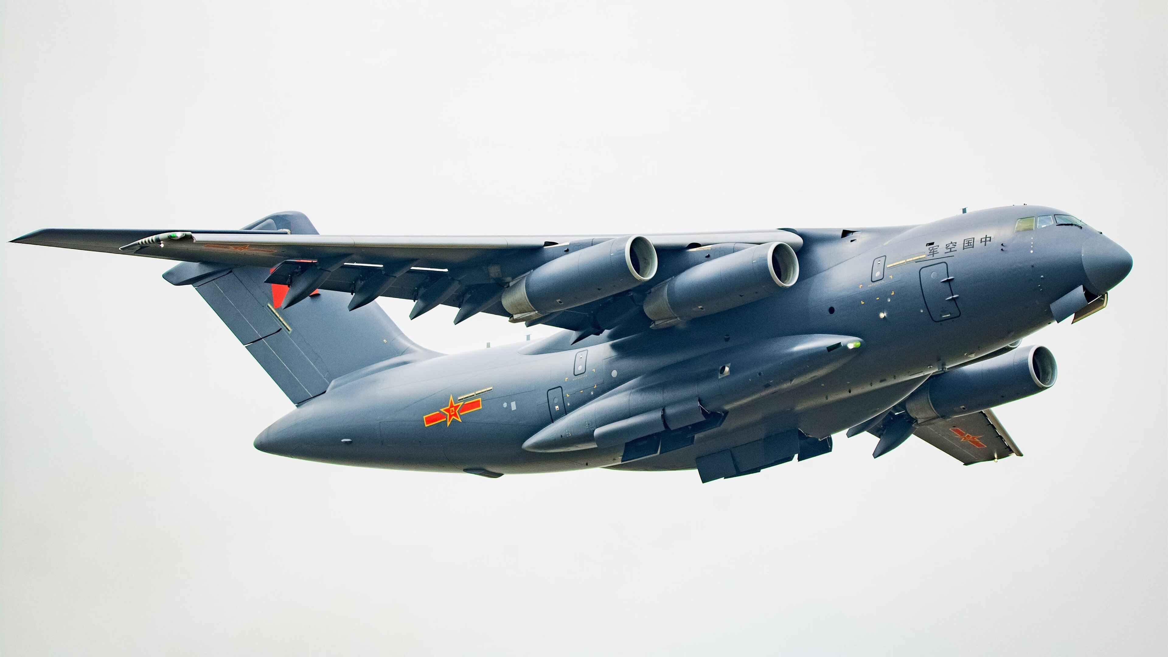 巴黎圣日耳曼创队史最佳赛季战绩，连续18场不败登顶法甲，巴黎圣日耳曼队首发阵容